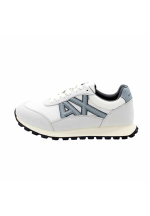 Sneaker atletico bianco con accenti grigi, materiali in rete e scamosciato, punta rotonda, suola ammortizzata e suola esterna in gomma nera testurizzata.
