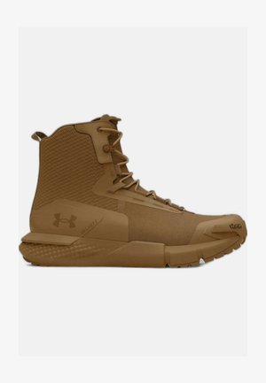 Brauner sportlicher hoher Stiefel mit strukturiertem Stoffoberteil, Schnürvorderseite, dicker Sohle und Under Armour-Logo an der Seite.