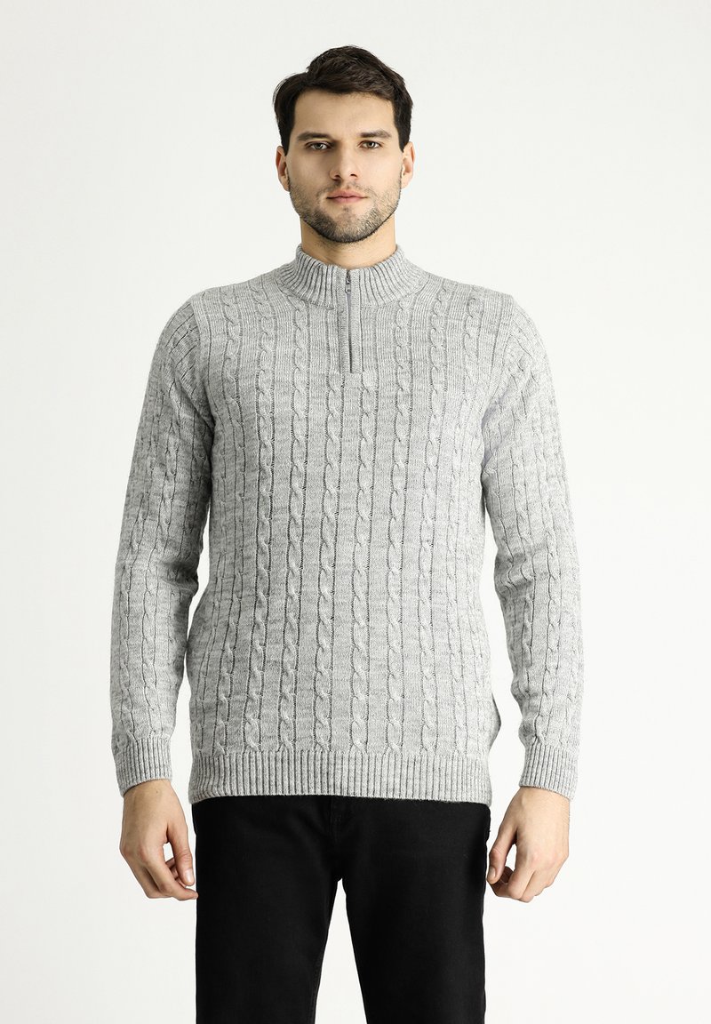 Grauer Strickpullover mit hohem Kragen und halbem Reißverschluss auf der Vorderseite. Verfügt über ein Zopfmuster sowie gerippte Bündchen und Saum.