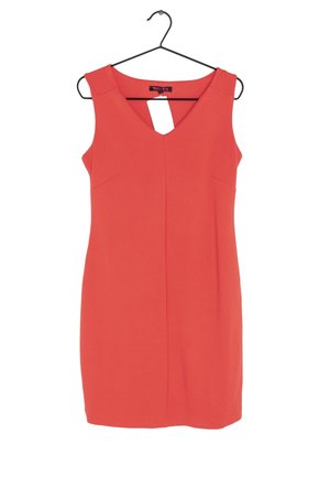 Robe rouge corail sans manches avec un col en V, suspendue sur un cintre noir avec une étiquette blanche attachée au col arrière.