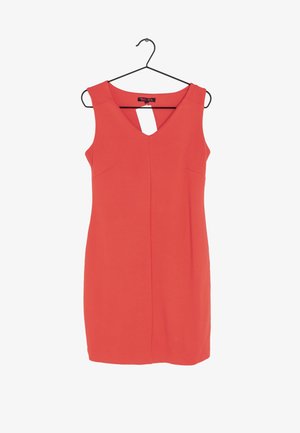 Robe rouge corail sans manches avec un col en V, suspendue sur un cintre noir avec une étiquette blanche attachée au col arrière.