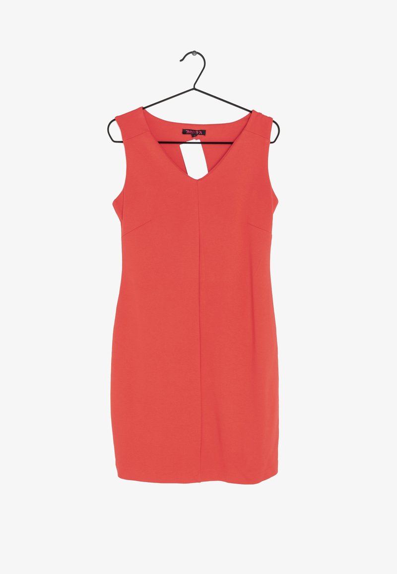 Robe rouge corail sans manches avec un col en V, suspendue sur un cintre noir avec une étiquette blanche attachée au col arrière.