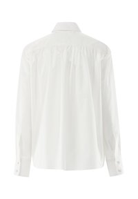 Camicia bianca a maniche lunghe con colletto classico, schiena plissettata e polsini con bottoni. Realizzata in tessuto liscio con un design pulito e minimalista.