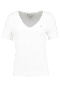 Biała koszulka z krótkim rękawem, wykonana z bawełny, z głębokim dekoltem w kształcie litery V i małym, haftowanym logo na lewej piersi. Miękka textura.