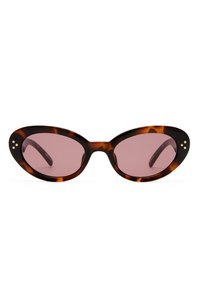 Γυαλιά ηλίου με σκελετό χελώνας σε σχήμα μάτι γάτας, με ροζ φακούς σε οβάλ σχήμα και τρεις μικρές χρυσές λεπτομέρειες σε κάθε εξωτερική άκρη του σκελετού.