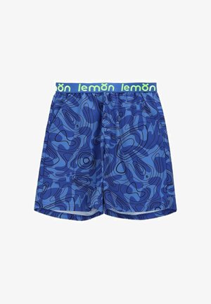 Niebieskie szorty z ciemnoniebieskimi abstrakcyjnymi wzorami topograficznymi oraz zielonym elastycznym pasem w talii z nadrukiem "lemon" w jasnych zielonych literach.