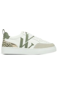 Sneaker bianco con dettagli verde e lato a motivo leopardato, dotato di lacci piatti, punta rotonda e suola in gomma testurizzata.