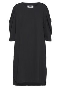 Svart, lös klänning i ett glatt tyg, med rund halsringning och trekvartsärmar med rynkade detaljer.