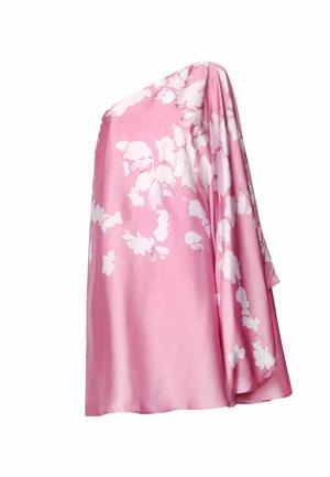 Robe en soie rose avec un design à une épaule, ornée de motifs floraux blancs, texture lisse et silhouette fluide.
