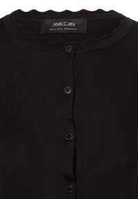 Czarny kardigan z okrągłym dekoltem o falbaniastym wykończeniu, wykonany z teksturowanej tkaniny, z pięcioma guzikami z przodu do zapięcia.