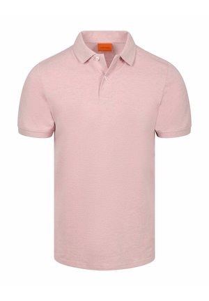 Lichtroze polo met korte mouwen, twee witte knopen en een klassieke kraag, weergegeven op een witte achtergrond.