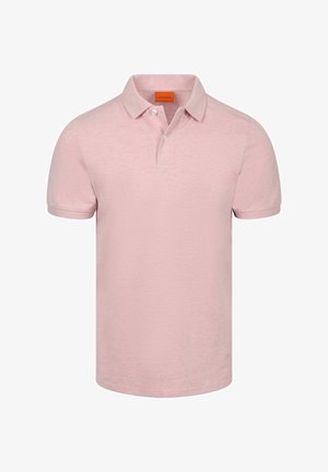 Lichtroze polo met korte mouwen, twee witte knopen en een klassieke kraag, weergegeven op een witte achtergrond.