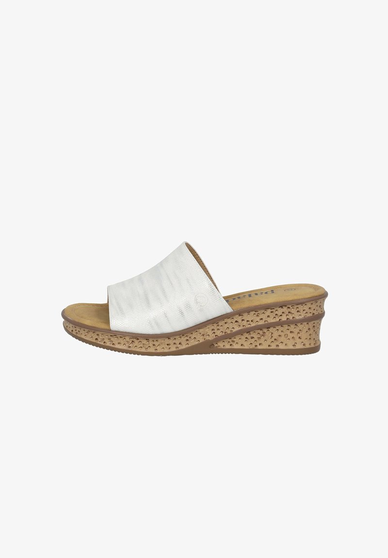 Slides blanches avec un dessus texturé, semelle intérieure rembourrée et une semelle à talon en liège avec une surface à motifs.