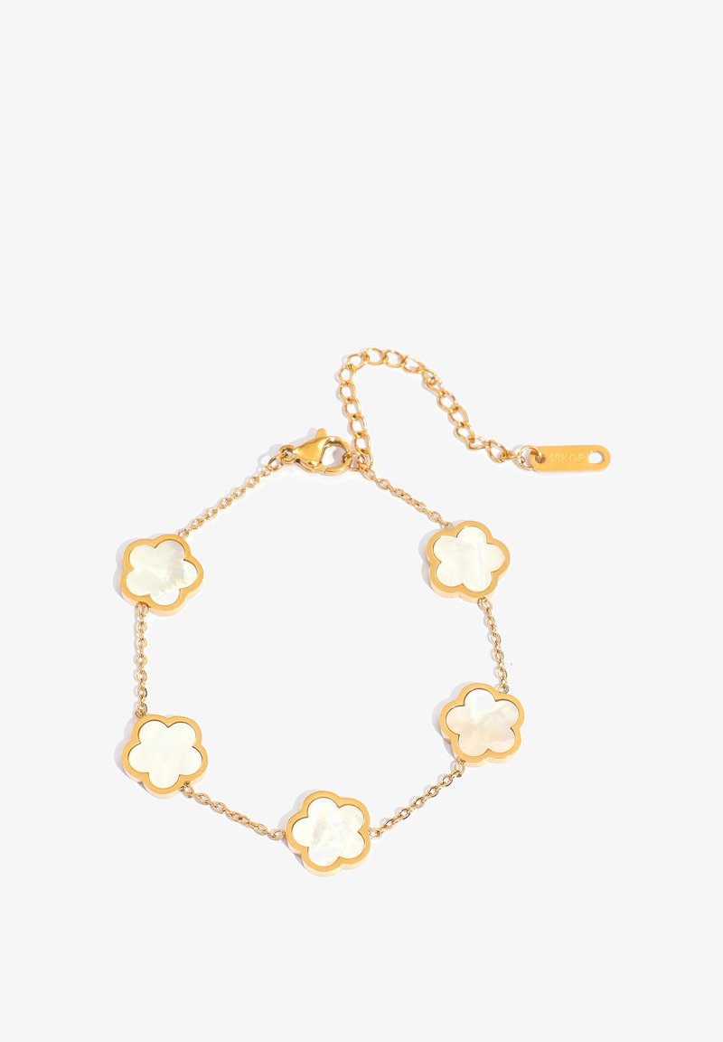 Goldenes Armband mit fünf weißen Perlmutt-Anhänger in Blütenform, verbunden durch filigrane Ketten und einem Karabinerverschluss mit Verlängerungskette.