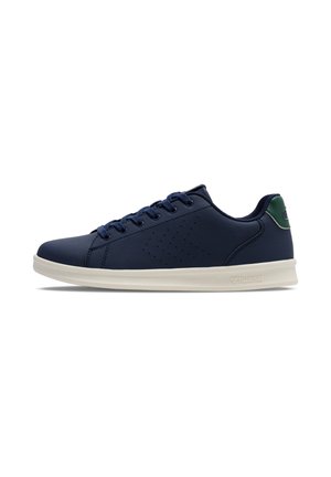 Marineblauwe sneaker van synthetisch materiaal met geperforeerd ontwerp, witte rubberen zool en groene accenten bij de hiel. Beschikt over een vetersysteem.