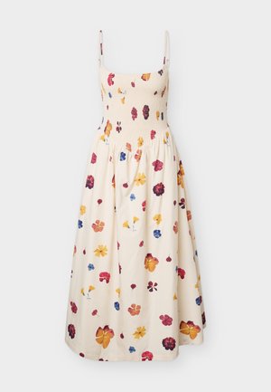 Kremfarget ermeløs midikjole med smocktopp og flerfarget blomstertrykk i røde, gule, blå og oransje toner.