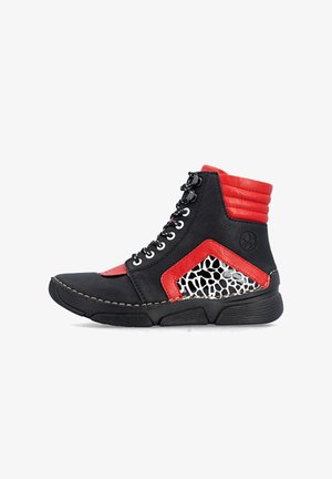 Czarnoczerwony sneaker typu high-top z panelem z czarno-białym wzorem zwierzęcym, pikowaną czerwoną wkładką na kostce oraz czarną podeszwą z detalami szwów.