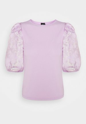 Fioletowy damski top z przezroczystymi bufkami z kwiatowym wzorem i okrągłym dekoltem.