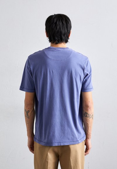 T-Shirt κοντομάνικο, σε στρογγυλή λαιμόκοψη, σε ανοιχτό μωβ βαμβάκι. Μαλακή υφή με άνετη εφαρμογή, που διαθέτει απλές λεπτομέρειες ραφής.