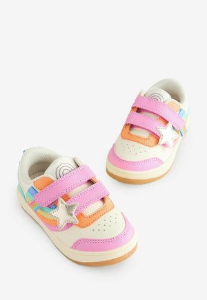 Värikladid sneakers med en vit perforerad front, rosa, orange och blå accenter, med tre rosa kardborreband och en silverstjärna detalj.