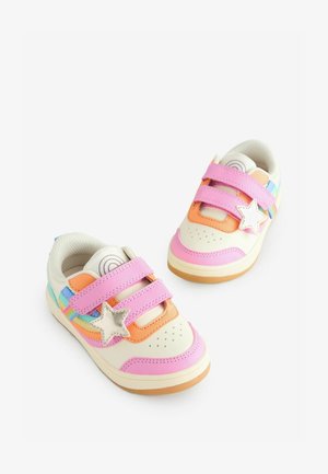 Baskets colorées avec un devant perforé blanc, des accents roses, orange et bleus, comportant trois bandes Velcro roses et un détail étoile argenté.