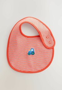 Röd- och vitrandig haklapp med en broderad blå traktor. Rund form med tryckknappslåsning och texturerat tyg. Mjuk och färgstark design.