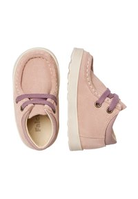 Scarpe per bambini in suede rosa chiaro con lacci viola e suole bianche rigate, mostrate da sopra e di lato su uno sfondo bianco.