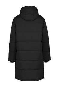 Abrigo acolchado negro con capucha, mangas largas y corte recto. Superficie texturada con líneas verticales cosidas para un detalle añadido.