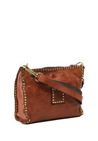 Borsa a mano marrone in pelle con dettagli in oro a borchie, forma rettangolare, tracolla removibile e etichetta con logo stampato. Texture liscia e design minimalista.