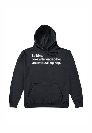 Sort hættejakke med lomme foran, rummelig hætte og hvid tekst: "Vær venlig. Pas på hinanden. Lyt til 90'er hip hop." Blødt stof.