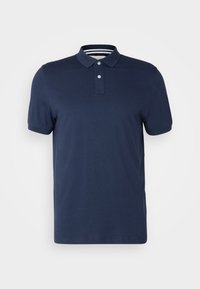 Marineblaues kurzärmliges Poloshirt mit einer Zwei-Knopf-Leiste und gestreifter Innenverarbeitung des Kragens, auf einem weißen Hintergrund präsentiert.