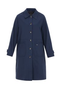 Tengerészkék, könnyű kabát galléros nyakkal, elülső gombokkal, két oldalzsebbel és felhajtott ujjakkal az állítható illeszkedésért.