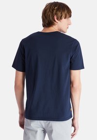 Timberland KENNEBEC RIVER TREE LOGO SHORT SLEEVE - Triko s potiskem - dark sapphire