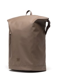 Sac à dos imperméable marron avec un design à enroulement, surface texturée, poche zippée sur le côté et sangle ajustable. Présente une marque en relief.