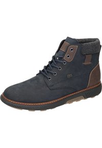 Botín de ante azul marino para hombre con detalles en cuero marrón y cuello de tela gris; cuenta con cordones, ojetes de metal y suela de goma texturizada.