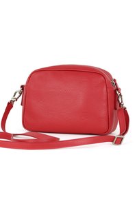Rød læder crossbody taske med struktureret overflade, rektangulær form, lynlåslukning og justerbar rem. Udstyret med hardware i sølvfarve.