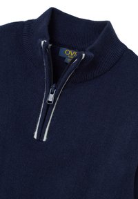 Suéter pullover azul marino con media cremallera, cuello acanalado, detalles en blanco en la cremallera y textura de punto suave.