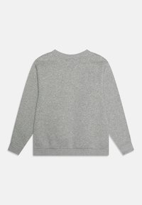 Sudadera gris de mangas largas, cuello redondo y puños acanalados. Textura suave y color sólido, sin logotipos ni patrones visibles.