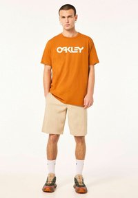 Oakley MARK TEE  - Camiseta estampada - ginger