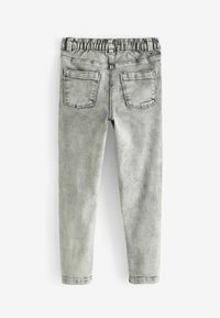 Grå denimjeans med elastisk midjeband, två bakfickor, avsmalnande ben och en blekt textur.