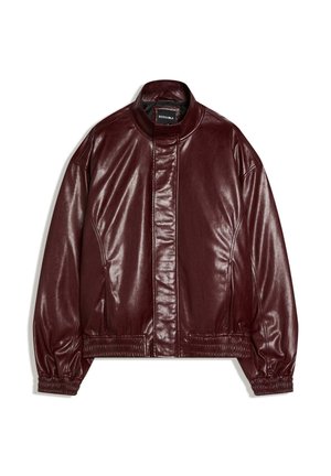 Viininpunainen keinonahkainen takki, jossa on pystykkaulus, vetoketju edessä suojaläpällä peitettynä, joustavat hihansuut ja helma, merkitty "Bershka".