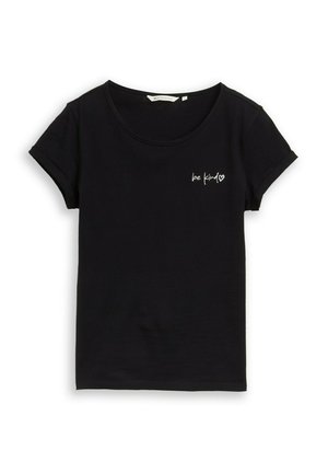 Schwarzes kurzärmeliges T-Shirt mit rundem Ausschnitt und kleinem weißen Schriftzug "be kind" sowie Herzgrafik auf der linken Brust.