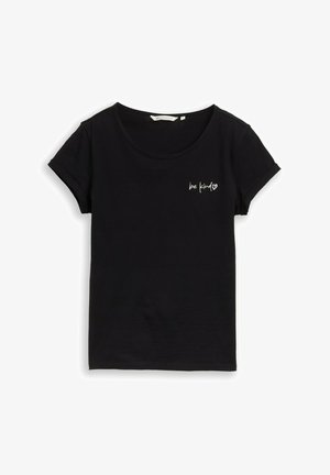 Schwarzes kurzärmeliges T-Shirt mit rundem Ausschnitt und kleinem weißen Schriftzug "be kind" sowie Herzgrafik auf der linken Brust.