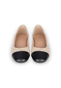 Beige suède ballerina's met een zwarte leren neus, ronde vorm, platte zool en een gladde binnenkant met een reliëflogo.