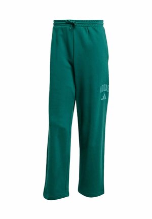 Grønne sweatpants lavet af et blødt stof med en løs pasform, der har et elastisk taljebånd og Adidas-logoet trykt i en lysere nuance.