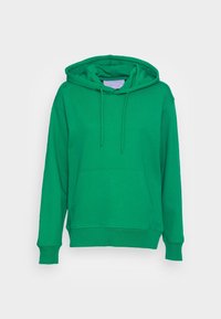 Sudadera con capucha verde hecha de una mezcla de algodón, con un bolsillo frontal, capucha con cordón, puños acanalados y cinturilla; textura suave.