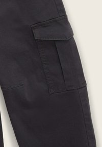 Schwarze Cargo-Hosen mit seitlichen Taschen, geradem Bein-Design und sichtbaren Nähdetails. Glatte Textur und strapazierfähiges Material.