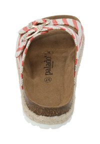Lichte sandaal met een natuurlijk kurken voetbed, rood-wit gestreepte textiele banden en metalen gespen. Textuurzool voor grip.