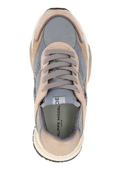 Baskets avec des panneaux gris et beige, lacets gris, et "PHILIPPE MODEL PARIS" imprimé sur la semelle intérieure grise, vues du dessus sur un fond blanc.