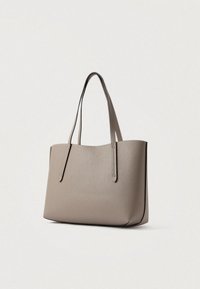 Mala de mão cinza texturizada com duas alças planas, abertura no topo e mínimos acabamentos metálicos. Apresenta um design espaçoso e boxy.